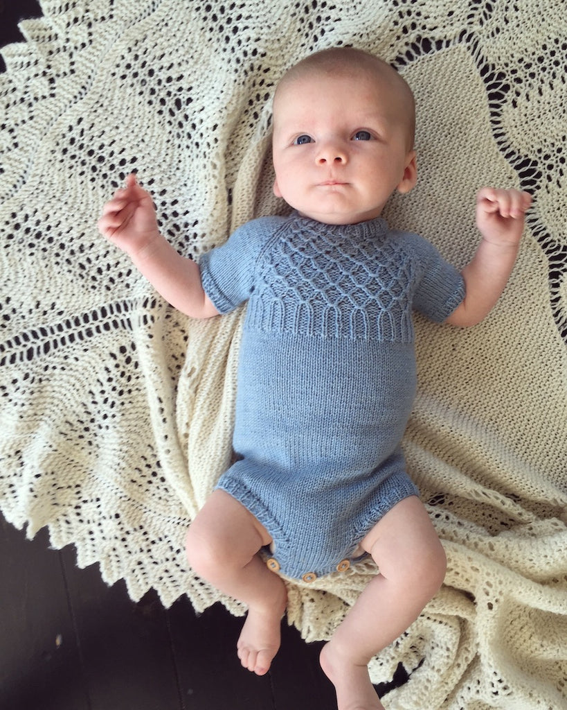 Barn iført lyseblå Millas Sommerdragt