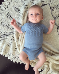 Barn iført lyseblå Millas Sommerdragt