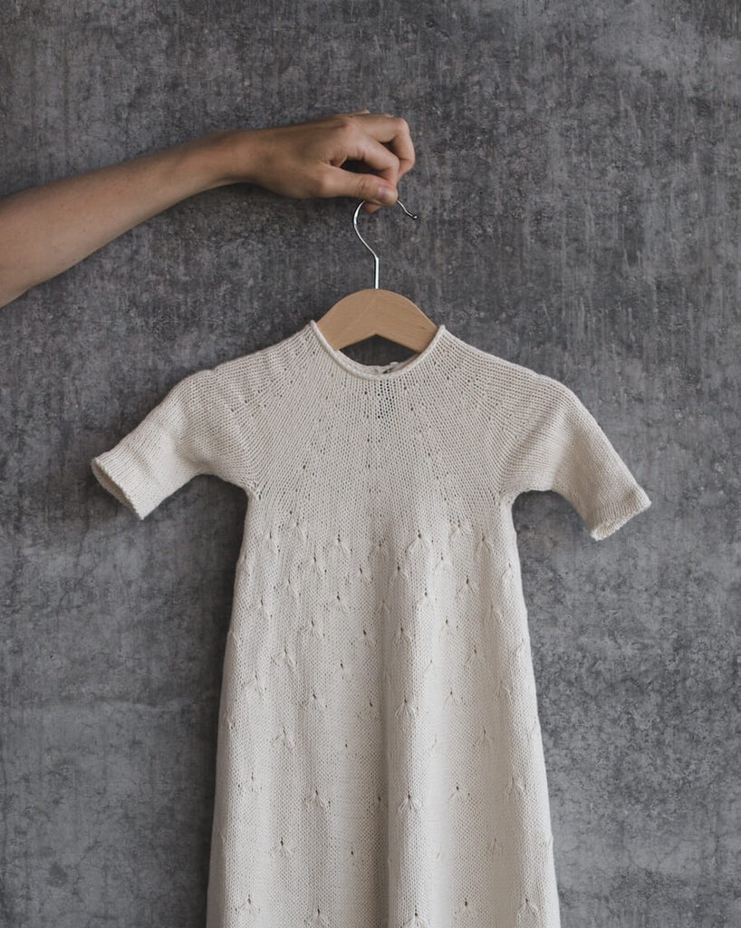 Hængende hvid Ellens Dåbskjole på bøjle