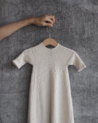 Hængende hvid Ellens Dåbskjole på bøjle