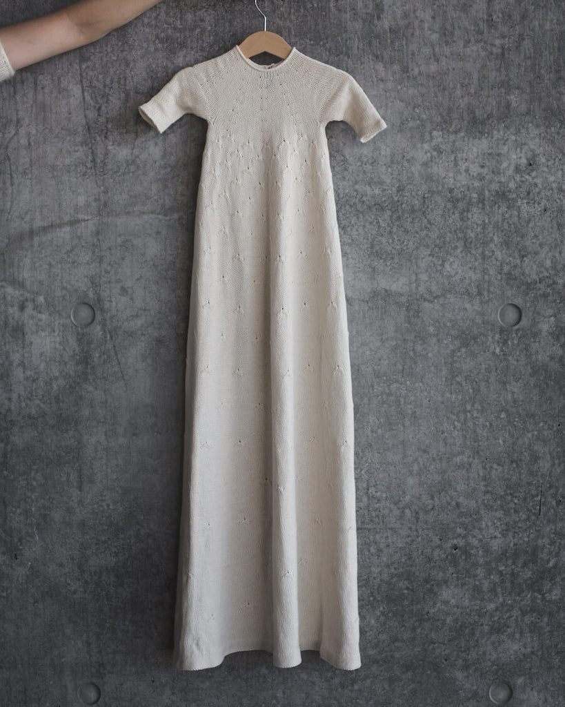 Hængende hvid Ellens Dåbskjole på bøjle