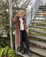 Kvinde iført beige November Balaclava