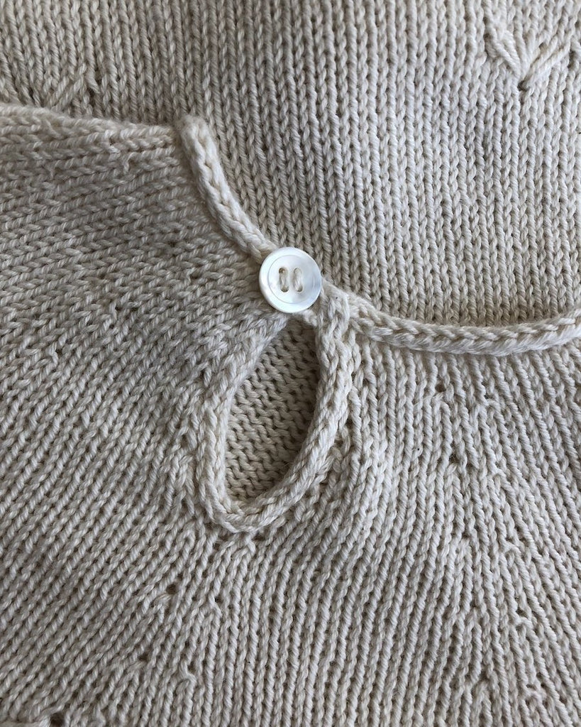 Closeup af hvid Ellens Dåbskjole