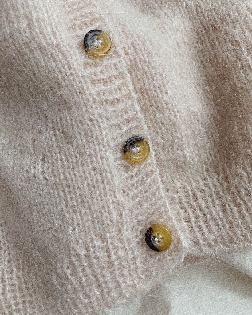 Detaljebillede af hvid Novice Cardigan Mini – Mohair Edition