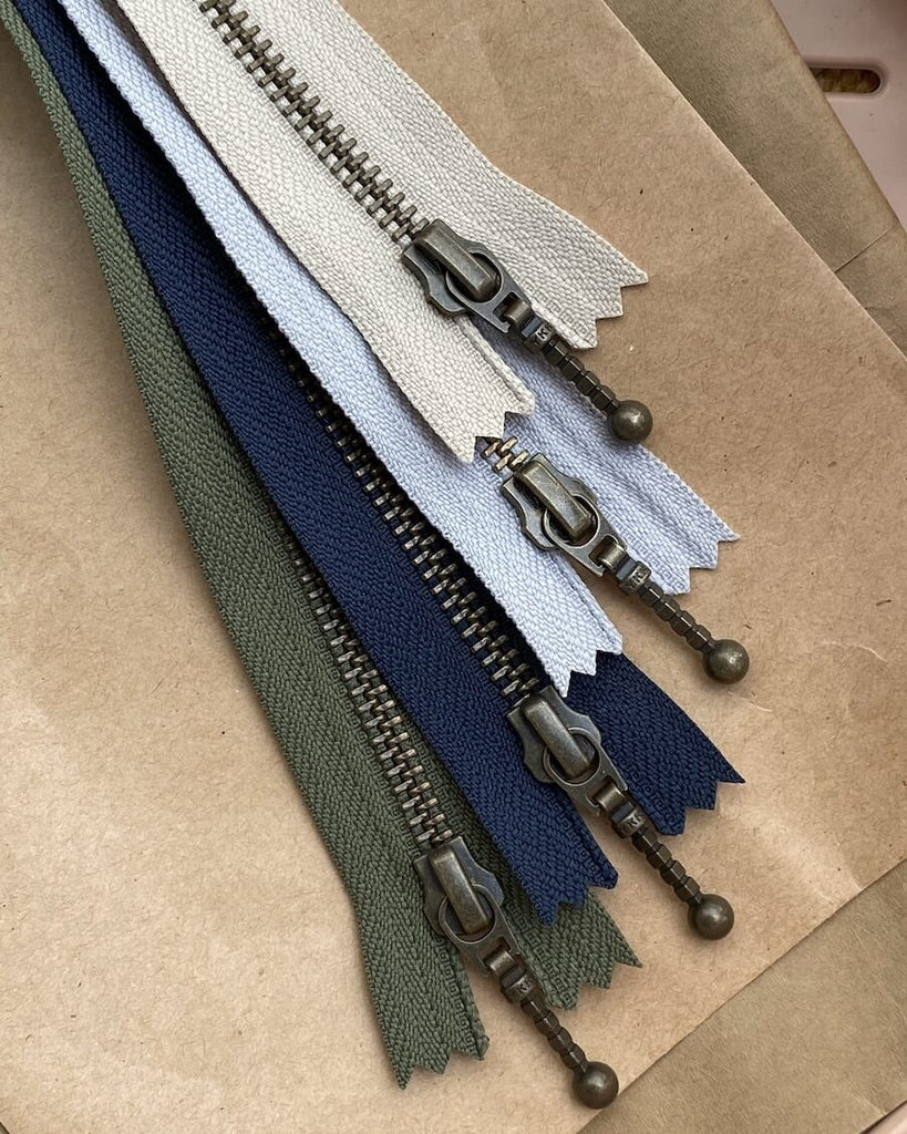 jægergrøn, navy, duegrå og sand lynlås 35 cm liggende