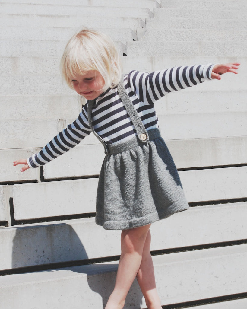 Barn iført grå Noras Nederdel