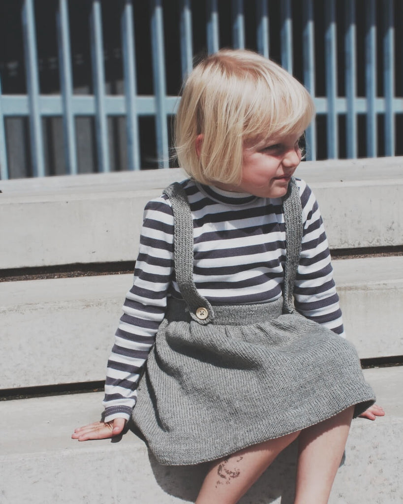 Barn iført grå Noras Nederdel