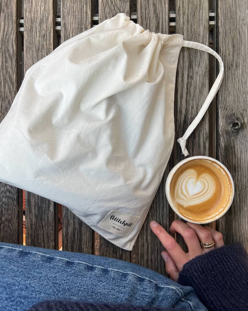 Petiteknit knitter's string bag med snørre på bord