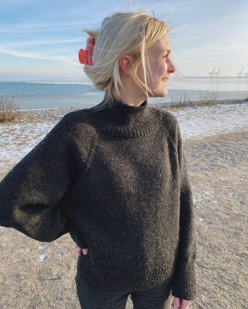 Kvinde iført koksgrå Louvre Sweater