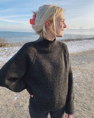 Kvinde iført koksgrå Louvre Sweater
