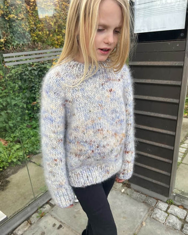 Barn iført blå Marble Sweater Junior