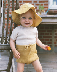 Barn iført hvid og gul Maries Romper