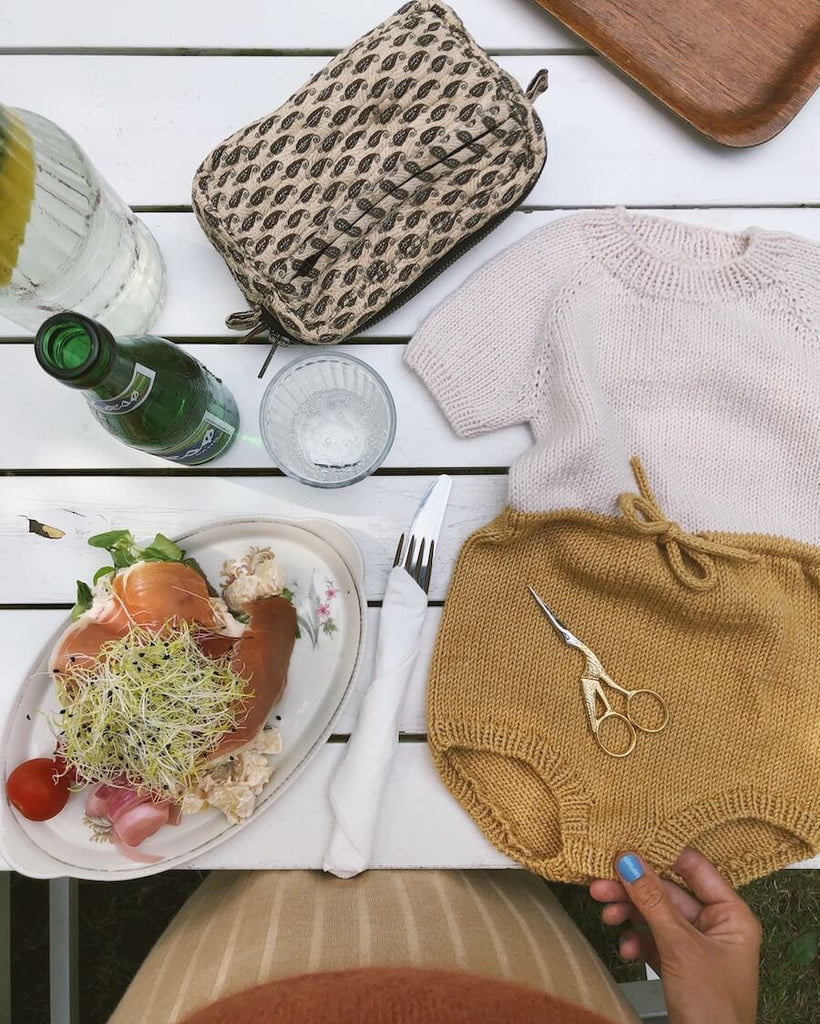 Liggebillede af hvid og gul Maries Romper