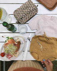 Liggebillede af hvid og gul Maries Romper