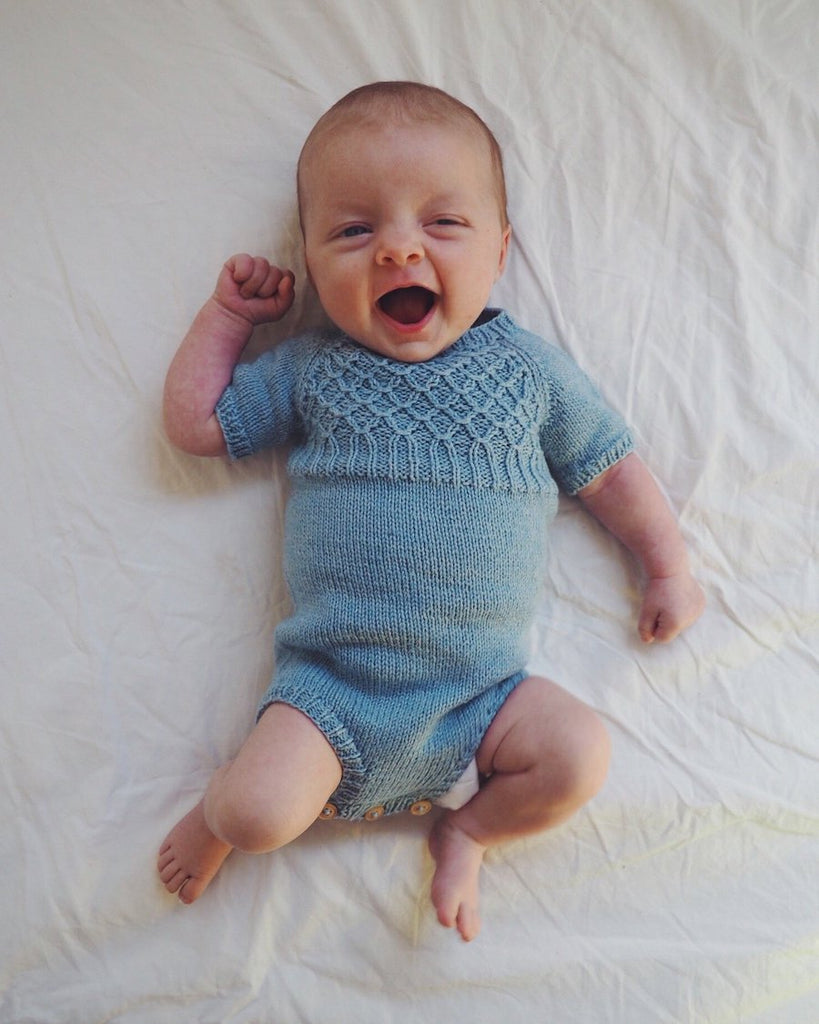 Barn iført lyseblå Millas Sommerdragt