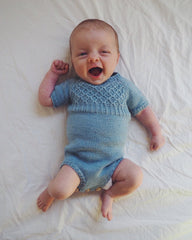 Barn iført lyseblå Millas Sommerdragt