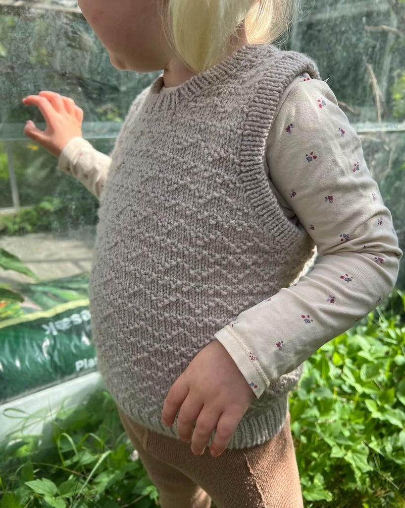 Barn iført lys Sille Slipover Mini