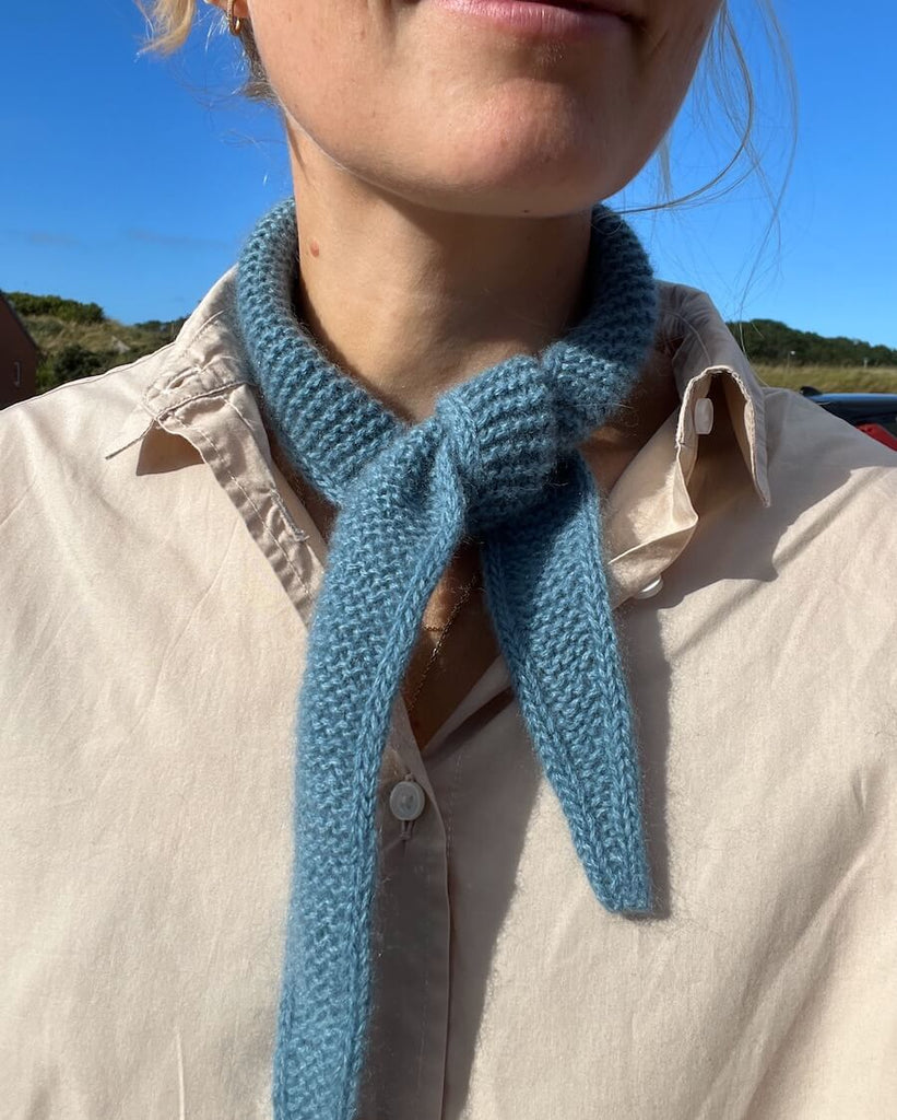 Kvinde med blåt Sophie Scarf