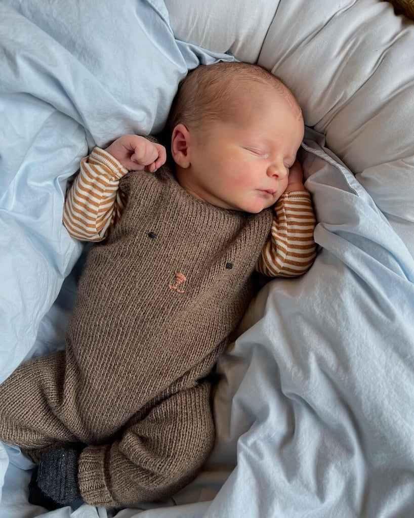 Baby iført brune Teddy Pants