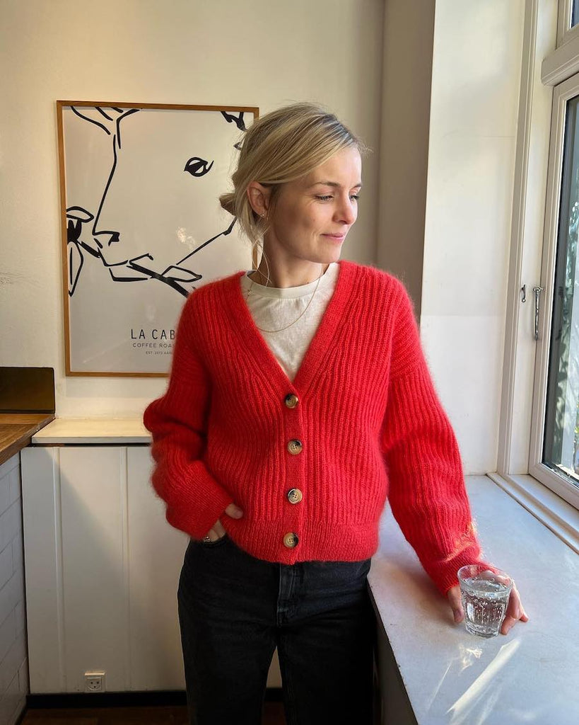 Kvinde med rød Agnete Cardigan
