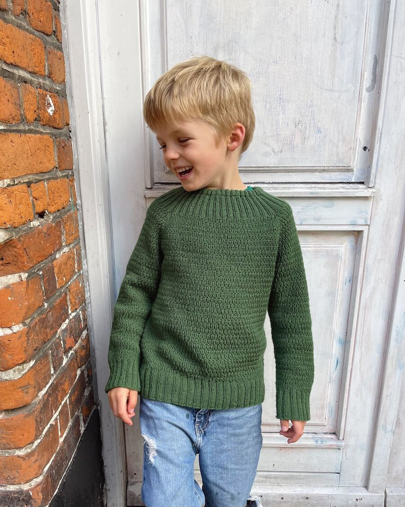 Dreng i grøn Alfreds Trøje.