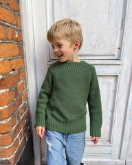 Dreng i grøn Alfreds Trøje.