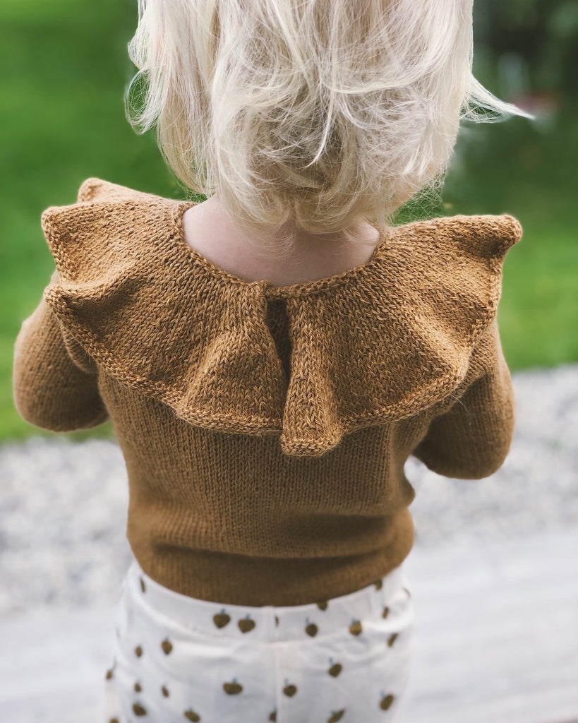 Pige iført gul Almas Flæsebody set bagfra