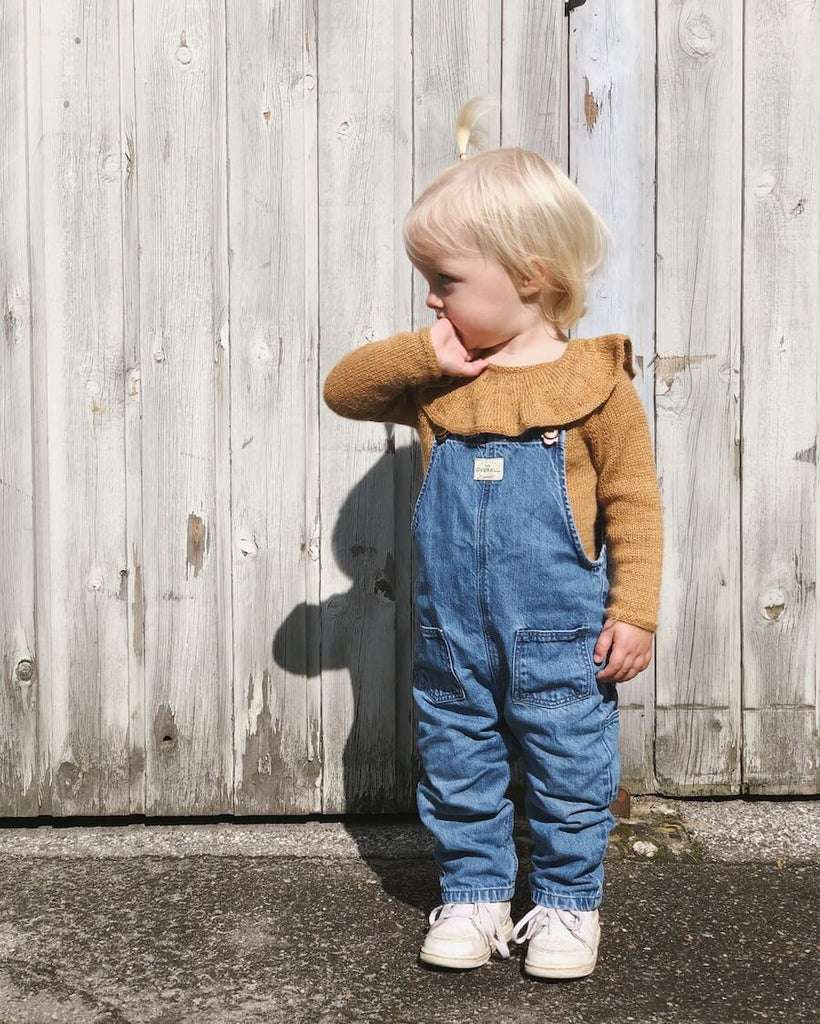 Pige iført gul Almas Flæsebody