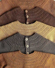 Flere liggende Ankers Dragter i brune nuancer