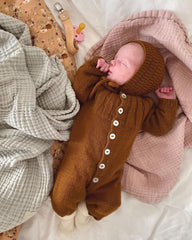 Baby iført brun Ankers Kyse