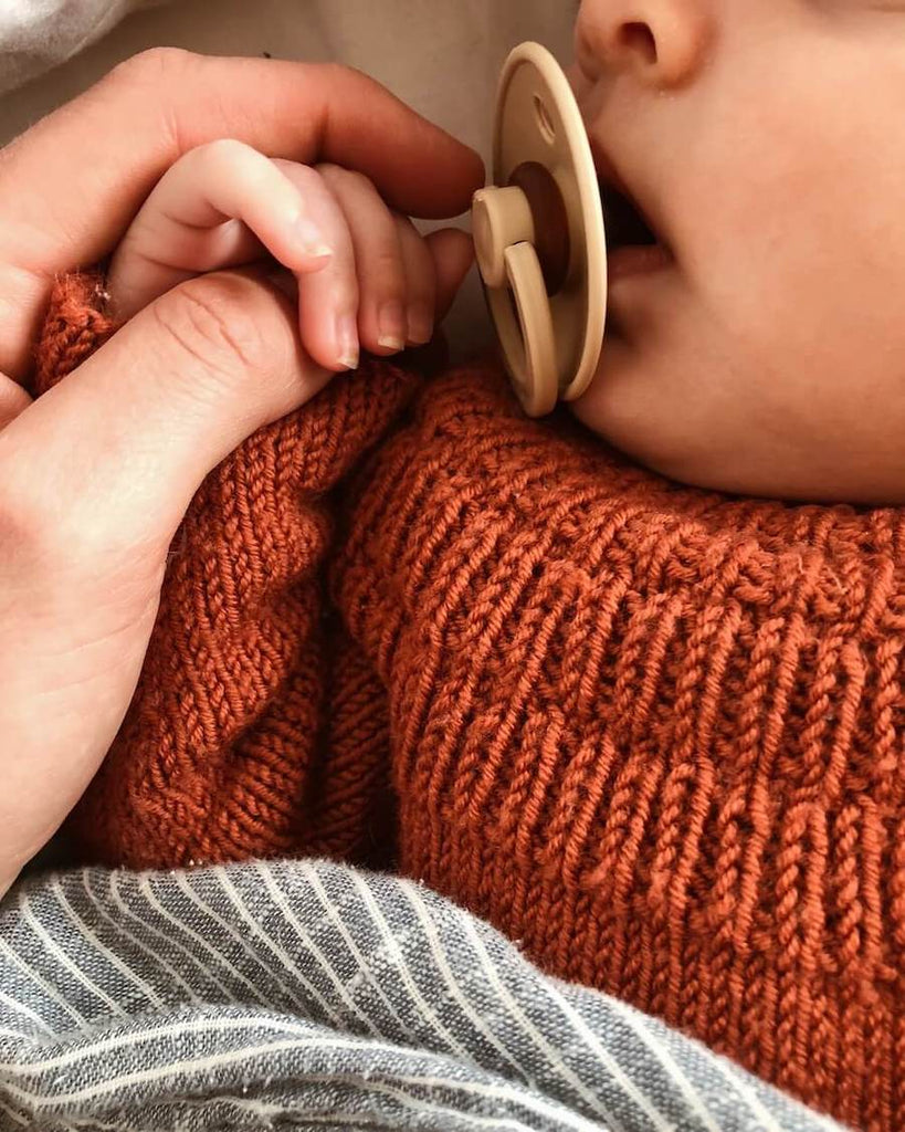 Closeup af barn iført rød Ankers Bluse