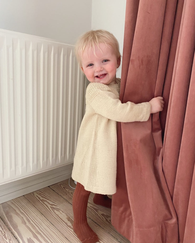 Ban iført beige Ankers Kjole