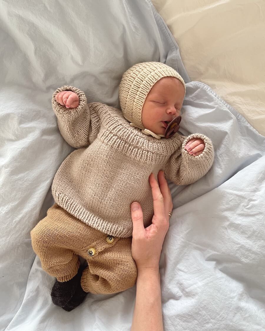 Baby iført råhvid Ankers Kyse