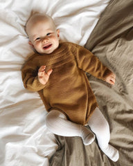 Liggende barn i brun Ankers Dragt
