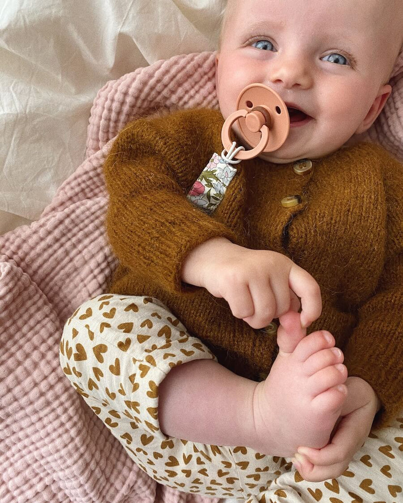 Barn iført okkerfarvet Ellens Cardigan