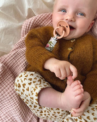 Barn iført okkerfarvet Ellens Cardigan