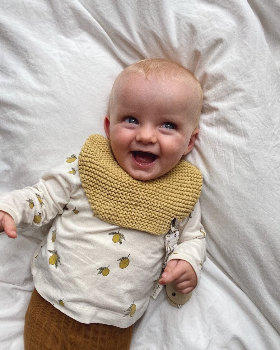 Baby med gul Sigges Savlesmæk