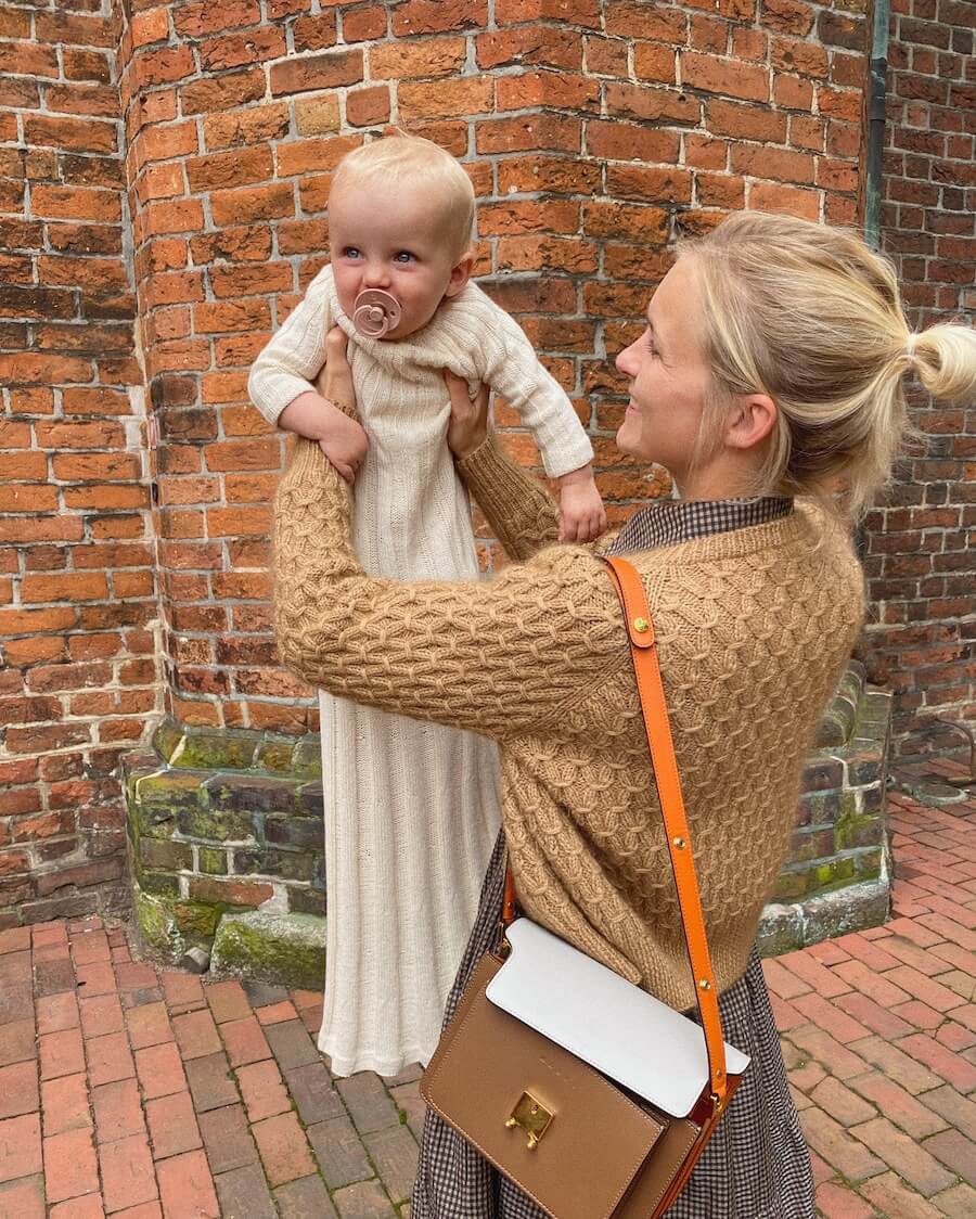 Barn iført hvid Annas Dåbskjole