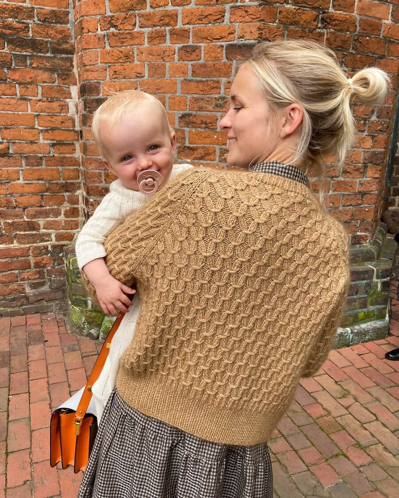 Barn iført hvid Annas Dåbskjole