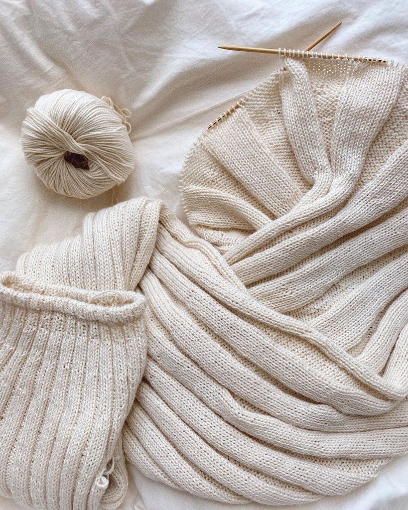 Liggende hvid Annas Dåbskjole i process