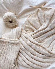 Liggende hvid Annas Dåbskjole i process