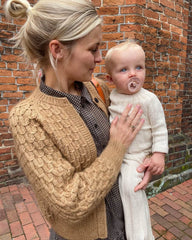 Barn iført hvid Annas Dåbskjole
