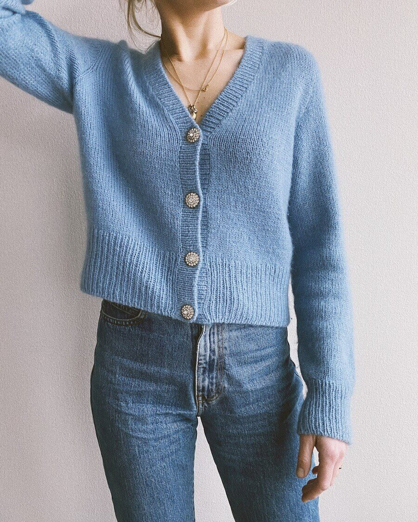 Kvinde iført blå April Cardigan