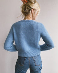 Kvinde iført blå April Cardigan set bagfra