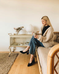 Kvinde iført hvid Ballonjakke