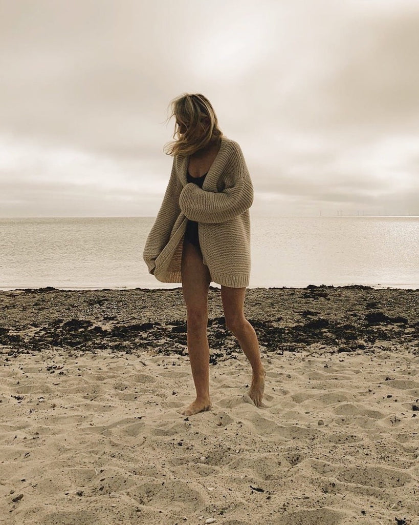 Kvinde iført hvid Ballonjakke