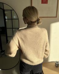 Lys Ballonsweater set fra ryggen