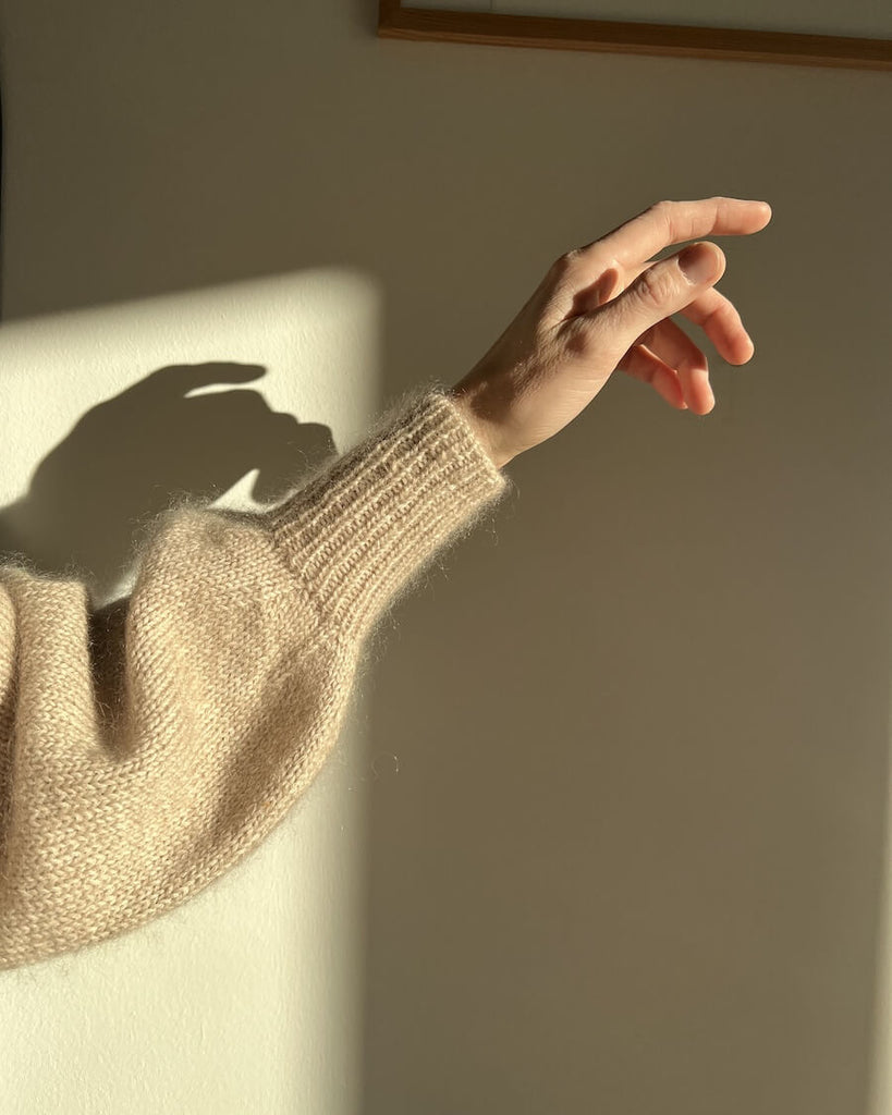 Detaljebillede af ærme på lys Ballonsweater