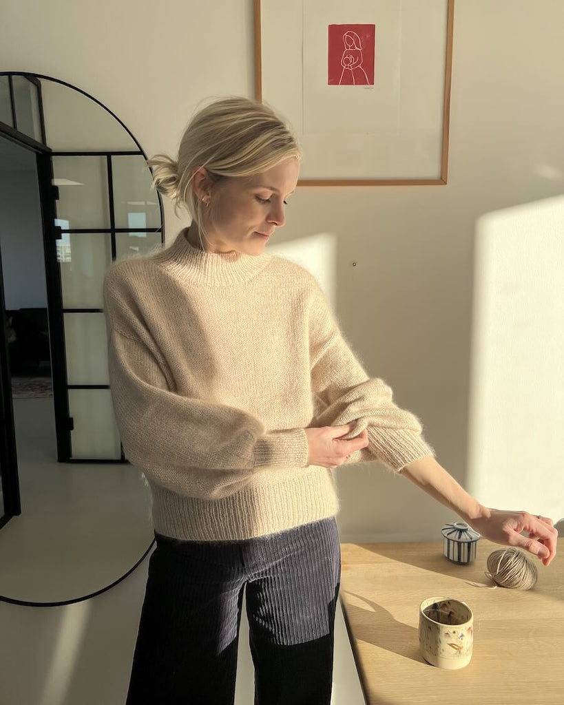 Kvinde iført lys Ballonsweater