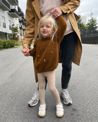Barn iført brun Bamsesweater